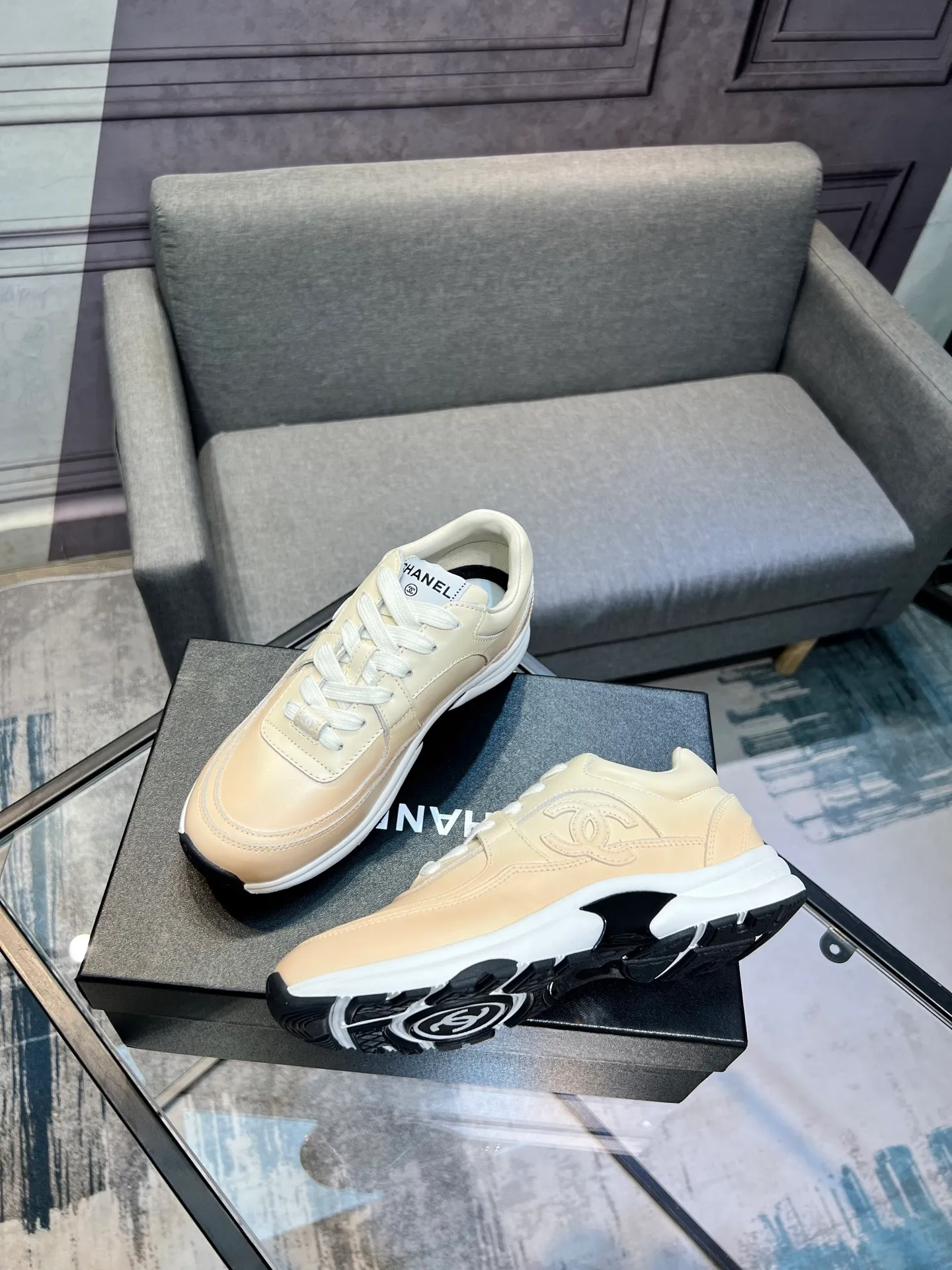 Men's men's shoes 💰660 Exclusive real shot (top version) CHANEL Chanel 2025ss color matching thick-soled casual sports shoes and sneakers. The counter is synchronized. The counter is very popular. A shoe that is very difficult to buy. The most popular thick-soled panda shoes on the Internet. It can be imagined that Xiaoxiang control can't miss it. It has both good looks and comfort. Simple and versatile white shoes. The thick sole increases the height and is super versatile. Close your eyes and wear it. Whoever wears it will look better. Upper: calfskin Lining: imported sheepskin lining Outsole: TPU original outsole Size: 35-44 (customized for women 41 and 40, and 45 for men)